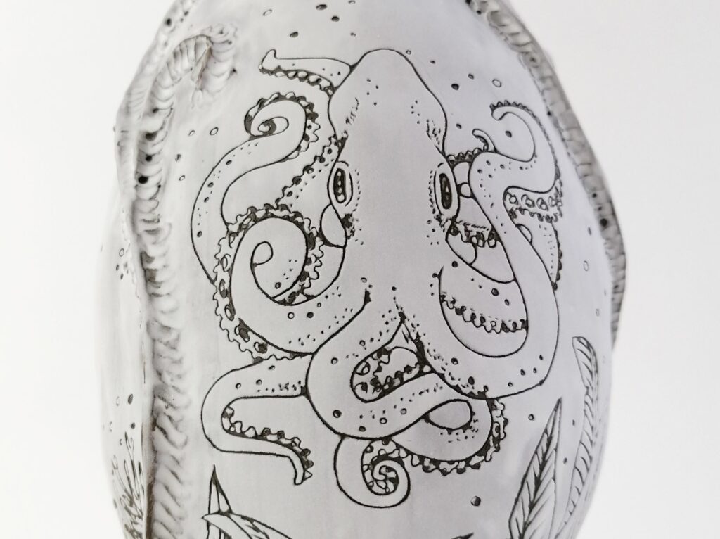 dessin de pieuvre sur porcelaine