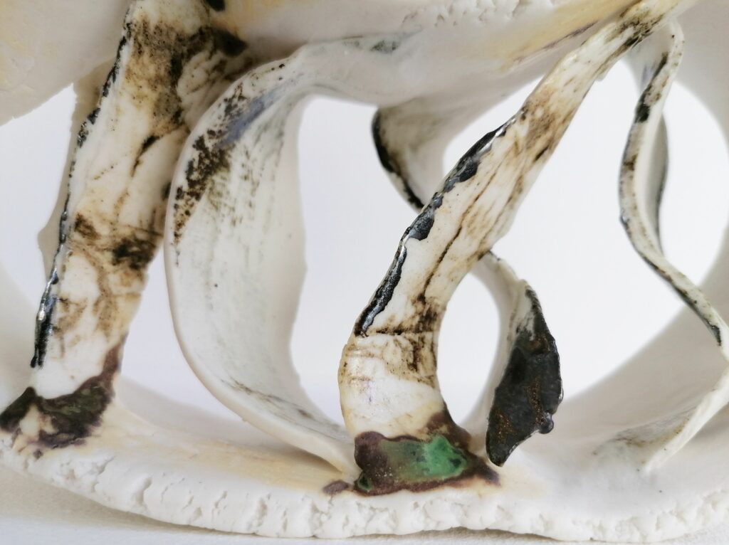 détail d'une sculpture en porcelaine, fines lames de porcelaine entrelacées