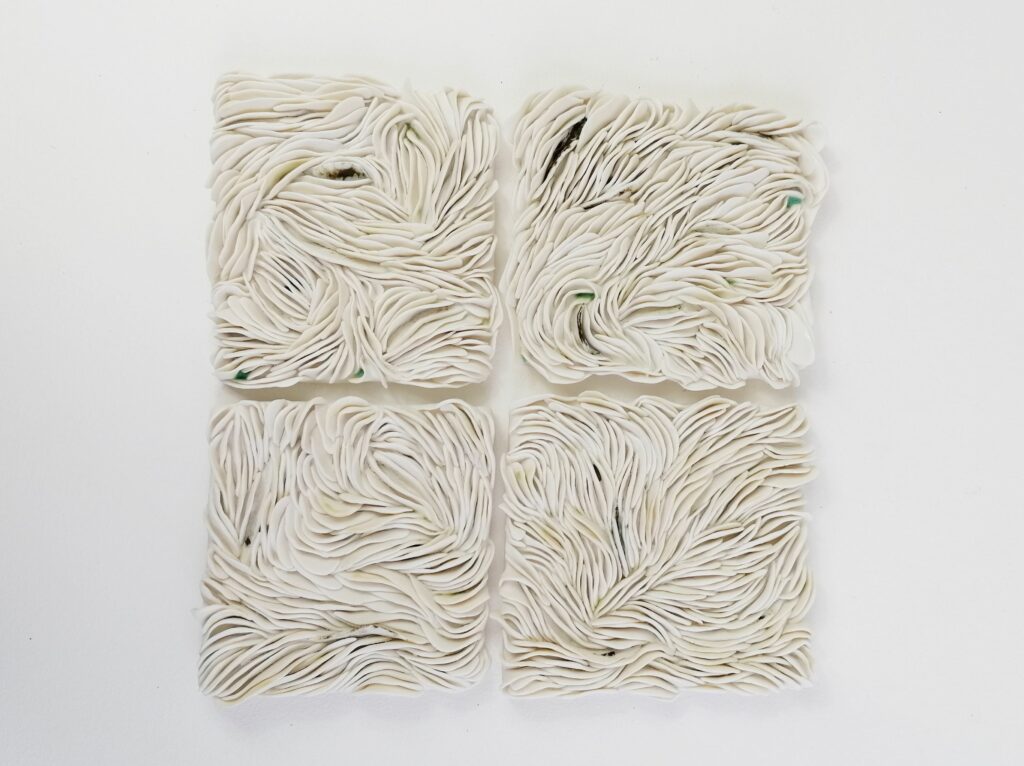 sculpture murale en 4 modules, fines lamelles de porcelaine qui ensemble rappellent les petites algues des fonds marins