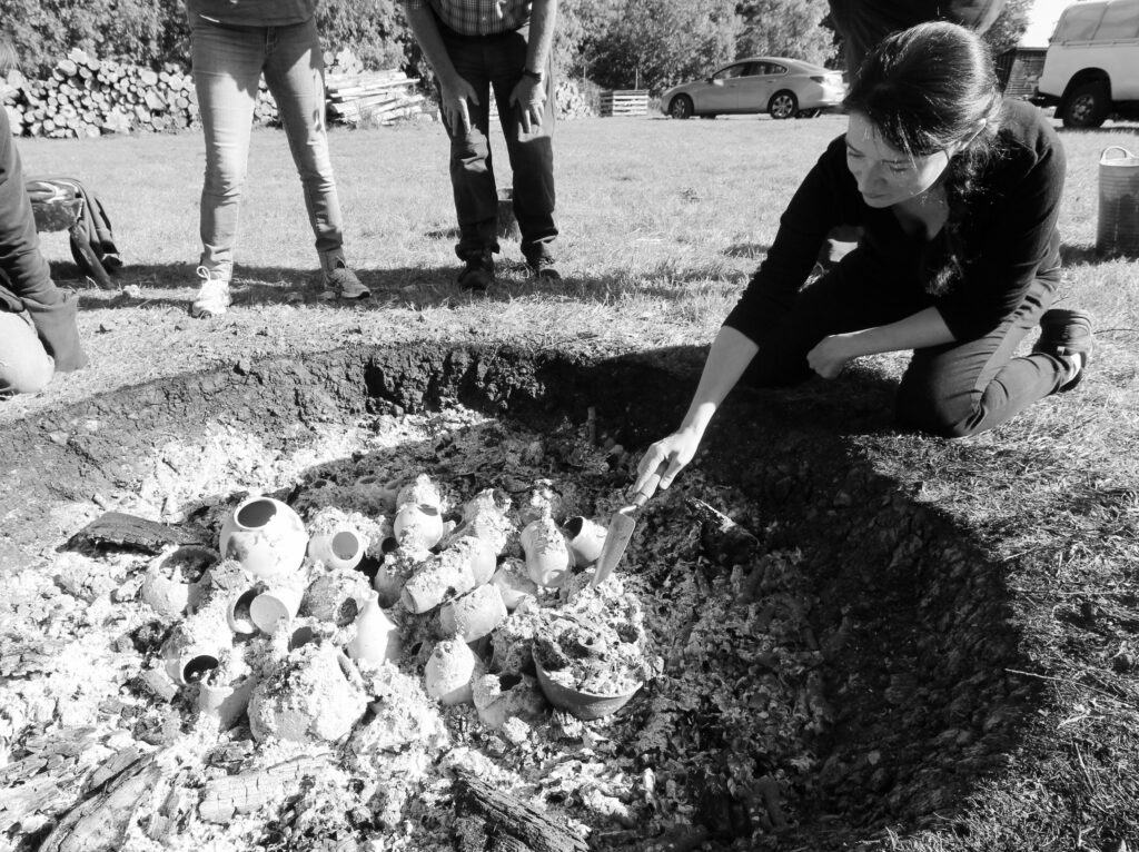 retrait de la fosse des poteries cuite en enfumage