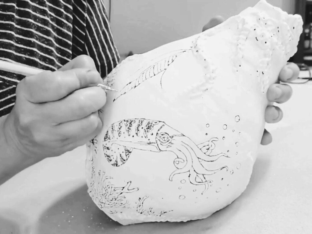 procédé du sgraffito, dessin gravé dans la matière même du pot.